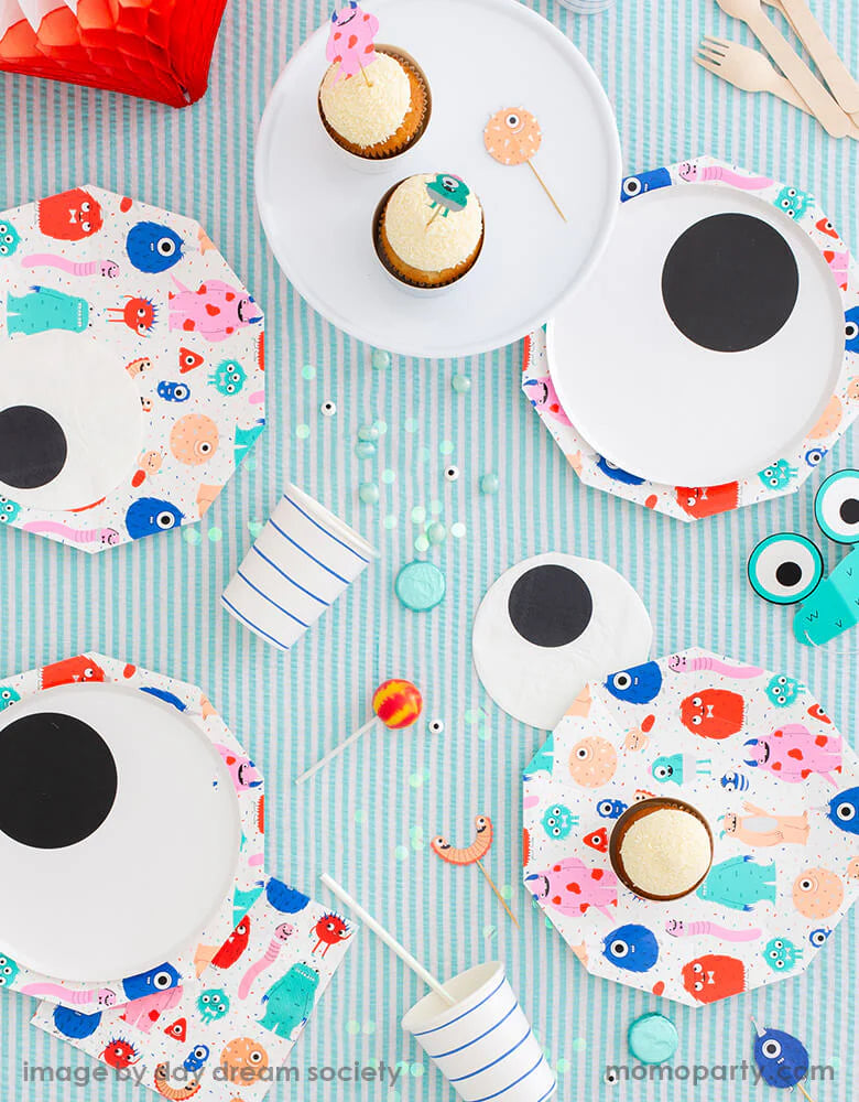 Petites serviettes globe oculaire des petits monstres