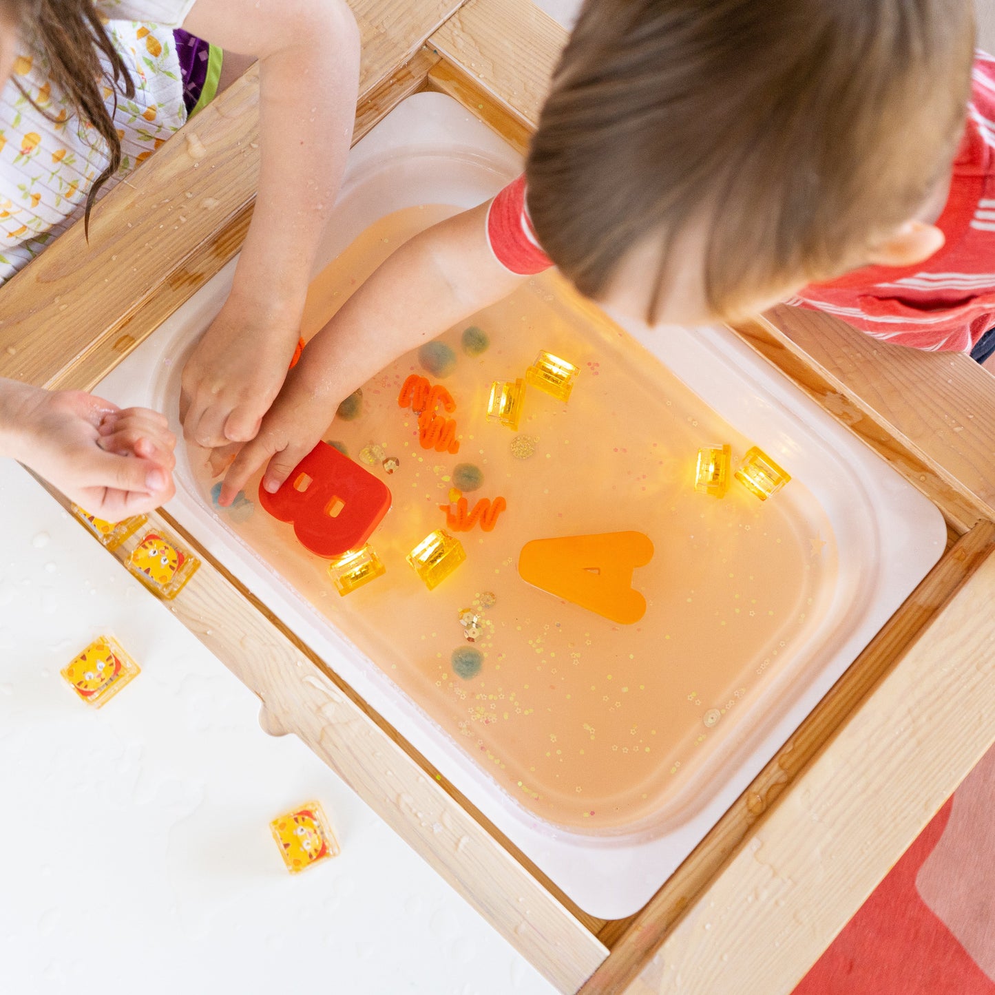 Glo Pals - Pack de 4 Cubes Lumineux Activés à l'Eau, village de Daniel Tiger