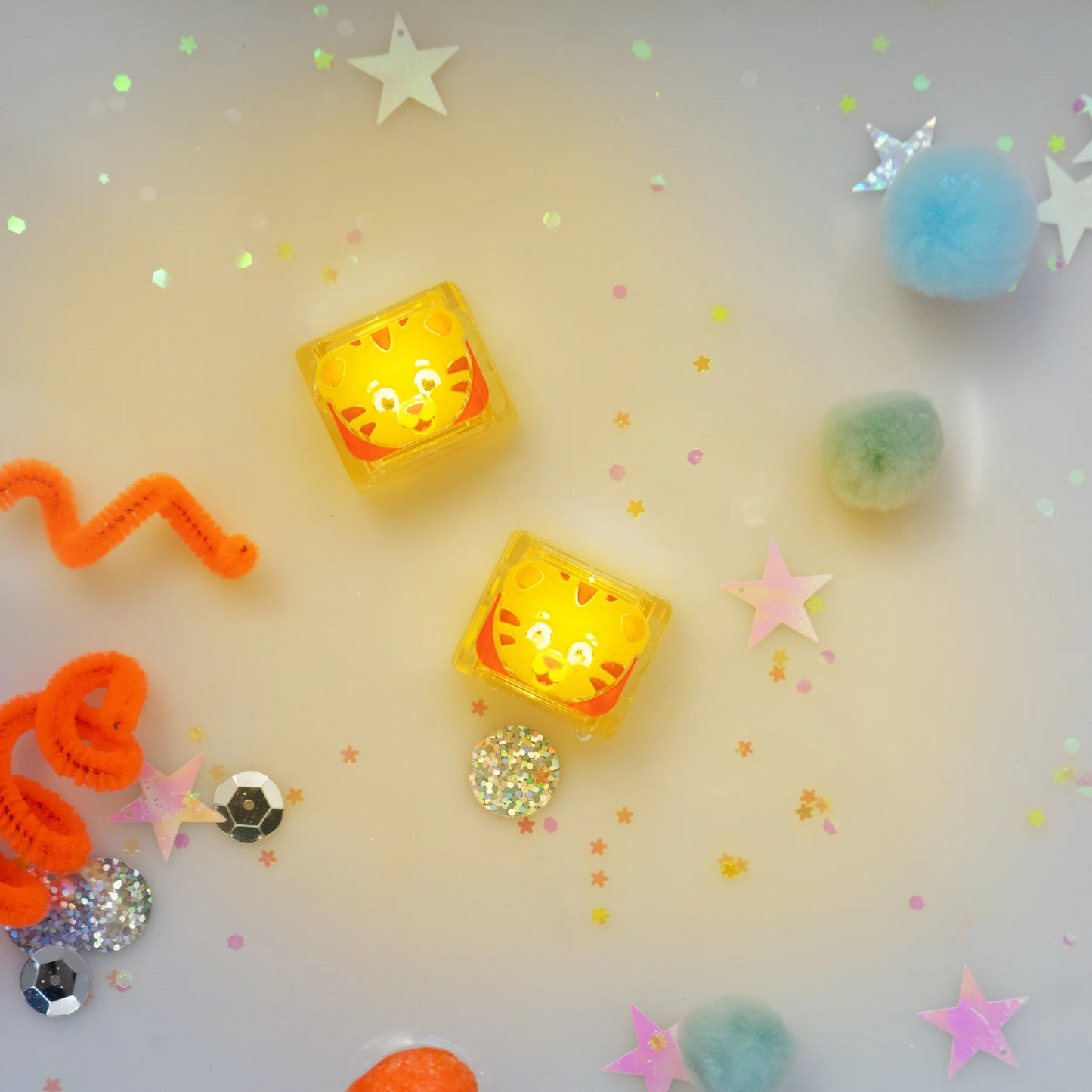 Glo Pals - Pack de 4 Cubes Lumineux Activés à l'Eau, village de Daniel Tiger