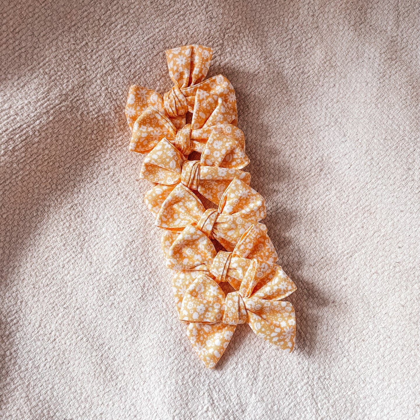 Boucle petite fleur moutarde bandeau