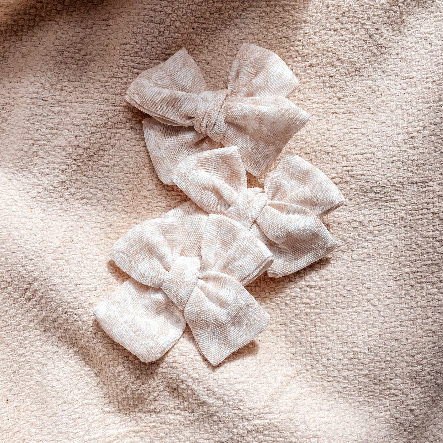 Boucle régulière fleur beige